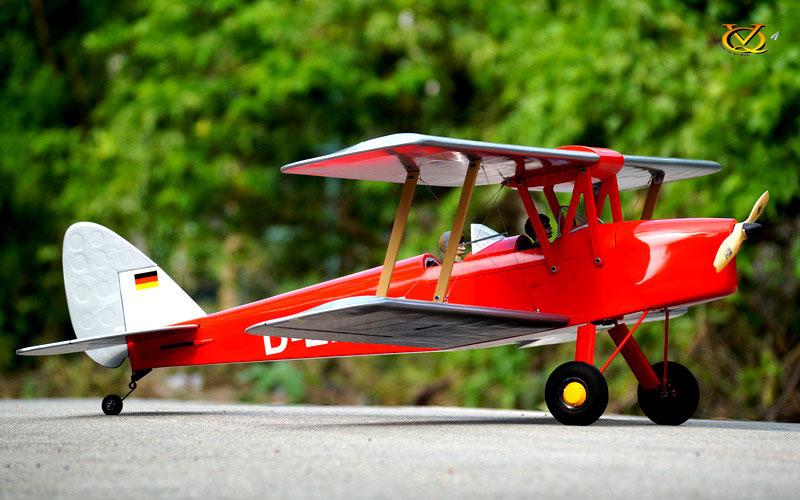 VQ Models Tiger Moth 46-82 /EP Red/Silver 1400mm WS, 5Ch RC