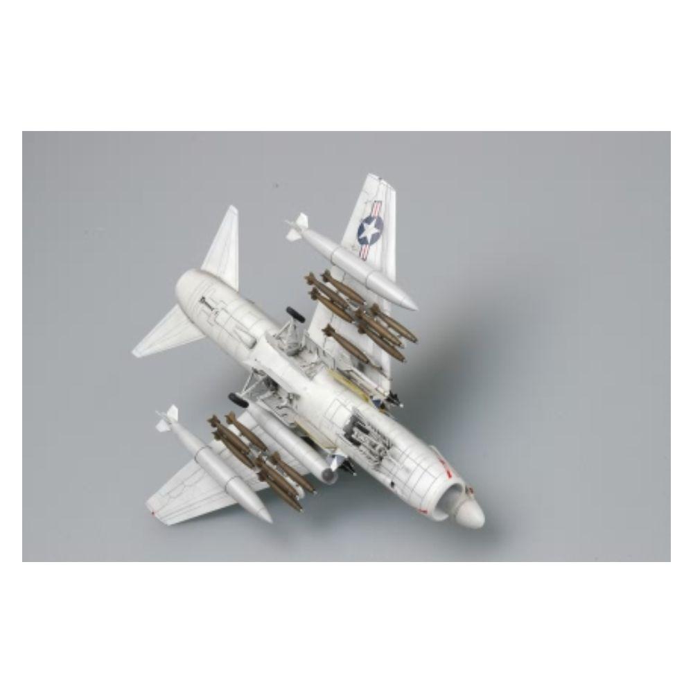 Hobbyboss 1:72 Ta-7C Corsair II