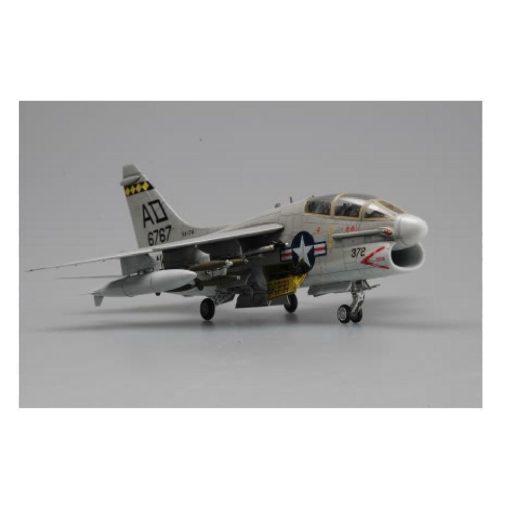 Hobbyboss 1:72 Ta-7C Corsair II