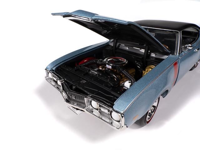 Autoworld 1:18 1968 Olds Holiday Coupe 442 (Hemmings)