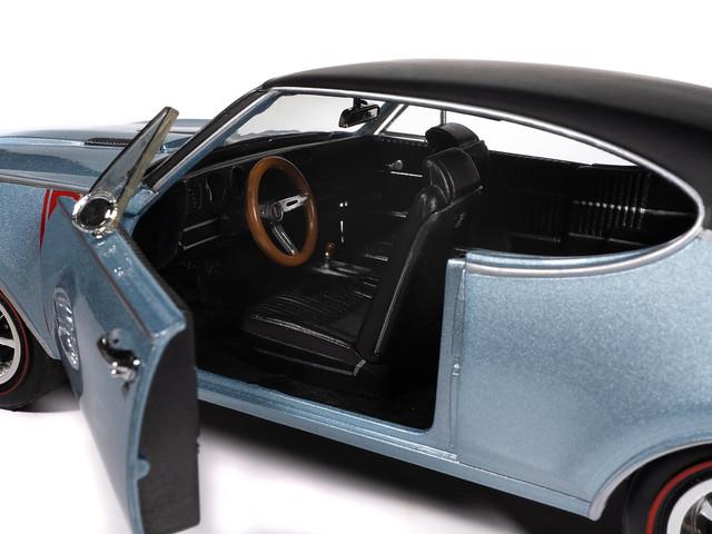 Autoworld 1:18 1968 Olds Holiday Coupe 442 (Hemmings)