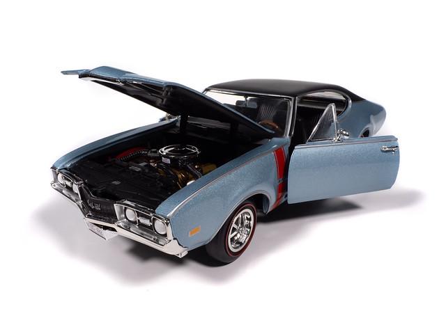 Autoworld 1:18 1968 Olds Holiday Coupe 442 (Hemmings)