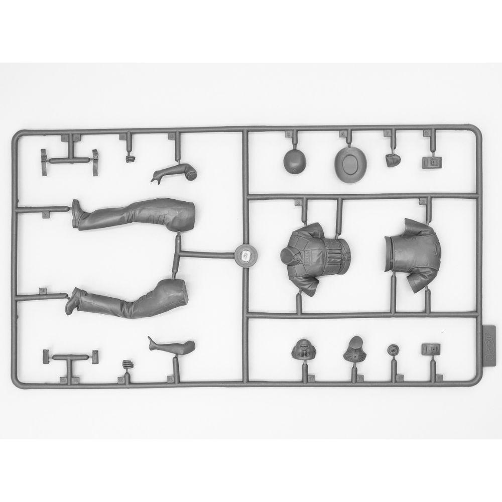 ICM 1:16 British Police Female Officer