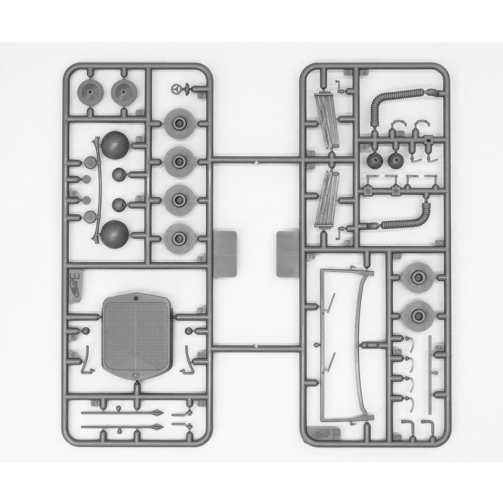 ICM 1:24 Type G4 with MG 34 and German Staff